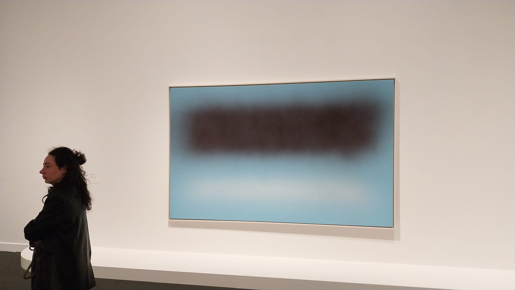 Una visitante pasa ante 'T1982-H31', de Hans Hartung, en la exposición en Barcelona.