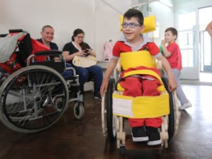 Un equipo de innovadores diseña una silla elevadora de bajo coste con materiales accesibles. Thiago, un niño argentino de cinco años con parálisis cerebral, ha sido el primero en probarla