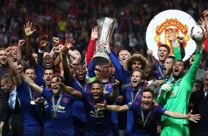 Los jugadores del Manchester United levantan la copa tras proclamarse campeones de la Europa League.