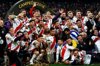 Os jogadores do River com a taça da Copa Libertadores.