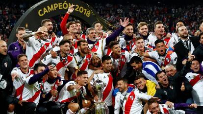 Os jogadores do River com a taça da Copa Libertadores.