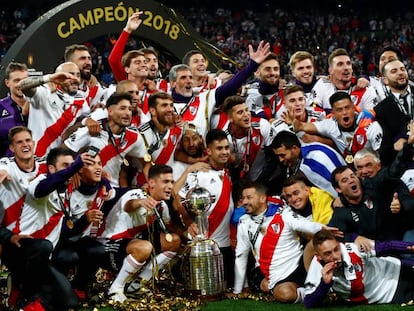 Os jogadores do River com a taça da Copa Libertadores.