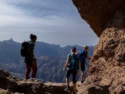 Senderistas en el yacimiento arqueológico Cuevas de Caballeros, en la isla de Gran Canaria.