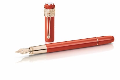 En la era digital, una estilográfica Una edición especial de la colección Montblanc Heritage Rouge et Noir. De silueta estilizada, el clip luce una araña de oro. Precio: 850 euros