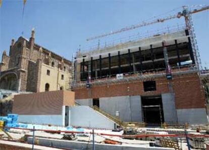 Una vista de las obras de ampliación del Prado, con la fachada del edificio del claustro de los Jerónimos y la iglesia, a la izquierda.