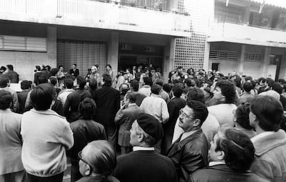 Decenas de personas esperan noticias del secuestro de Quini a las puertas de su casa en Barcelona el 4 de marzo de 1981.