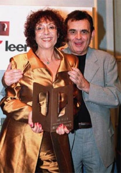 El escritor solía decir que había nacido en Alejandría. Ahora, sus restos descansarán en Egipto, tal y como él lo había deseado. En esta imagen, junto a la escritora Maruja Torres, en la entrega de los premios literarios de la revista Qué Leer en el hotel Ritz de Barcelona.