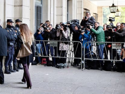 Medios de comunicación a las puertas de la Audiencia de Sevilla .