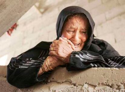 Una mujer palestina llora en el funeral de Yasir Asfor, militante de la Yihad Islámica, muerto en Gaza.