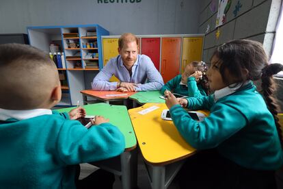 La garantía de los derechos de los niños y jóvenes, la educación integral y la salud mental son algunos de los temas en los que se ha centrado el viaje de lo duques. Eligieron este centro educativo, ubicado en el humilde barrio Las Cruces, porque “potencia las habilidades socioemocionales de los estudiantes, dándole prioridad la salud mental”, según informó la vicepresidencia colombiana.