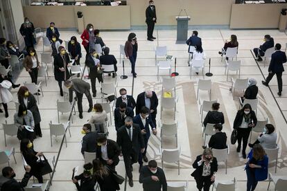 Los diputados ayer durante un receso en el debate de investidura. 
Primera vuelta del pleno de investidura del diputado Pere Aragones como canidato a la presidencia de la Generalitat. Barcelona, 26 de marzo de 2021 [ALBERT GARCIA]