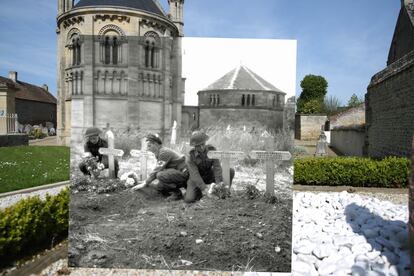 Soldados canadienses ponen flores junto a tumbas improvisadas al lado de la iglesia de la localidad de San Georges de Basly.