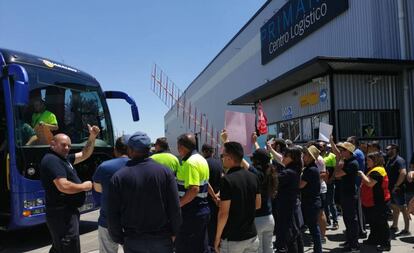 Concentración de los empleados ante la nave de DHL/Primark en Torija, en una imagen facilitada por el comité de empresa.