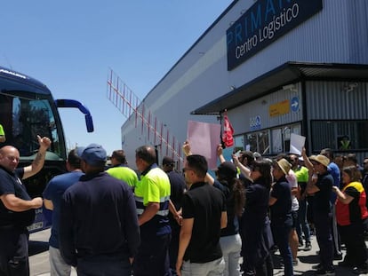 Concentración de los empleados ante la nave de DHL/Primark en Torija, en una imagen facilitada por el comité de empresa.