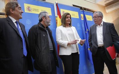 Fátima Báñez, junto con los líderes sindicales y el presidente de la patronal