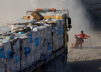 Dos ni?os se apresuran a recoger la ayuda cada de un camin , este lunes en Rafah.  