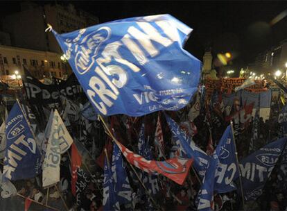 Manifestantes argentinos celebran la aprobación del Senado