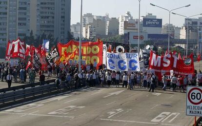 Manifestantes bloquean el puente de Pueyrredon en Buenos Aires.