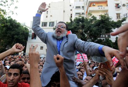 El candidato al parlamento egipcio del partido 'Al-Assala', Mamdouh Ismail , protesta junto a cientos de manifestantes contra al reciente decreto de la Junta Militar gobernante para darse plena potestad y limitar los poderes del futuro presidente de Egipto.