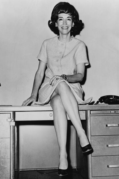 "Las chicas buenas van al cielo; las malas, a todas partes".

	Helen Gurley nació en Arkansas en 1922. Comenzó a trabajar en el mundo de la publicidad, primero como secretaria hasta que sus habilidades como creativa empezaron a ser reconocidas. A comienzos de los 60 ya era una de las creativas publicitarias mejor pagadas de Estados Unidos.