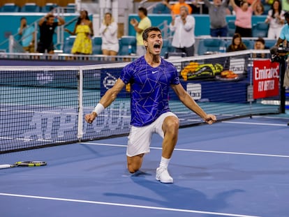 Alcaraz celebra su victoria sobre Kecmanovic en la pista central de Miami.