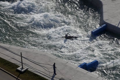 Un atleta entrena en el circuito de aguas bravas en el Parque Olímpico de Deodoro.
