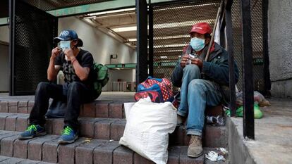 Personas sin techo usan mascarillas en Ciudad de México. / HENRY ROMERO (REUTERS)