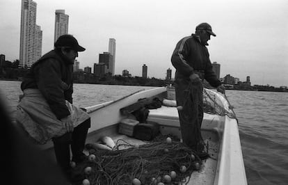 “El pescador ambientalista” así es como lo han catalogado a Julián 'el Negro' Aguirre, parado a la derecha en la imagen, algunos detractores de sus numerosos proyectos, asociaciones e iniciativas que este pescador de 61 años ha desarrollado a lo largo de su vida.