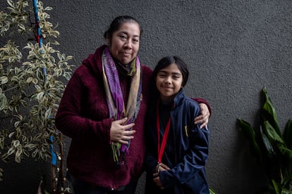 Macarena Antilef y su hija Sofía, de nueve años.