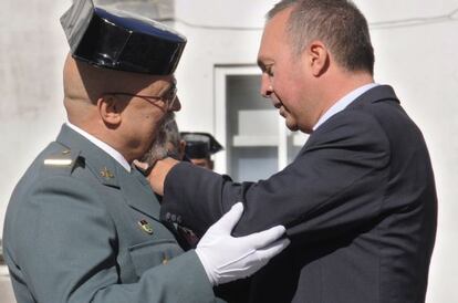 Varela Agrelo coloca una condecoración a un guardia civil hace un año en Lugo.