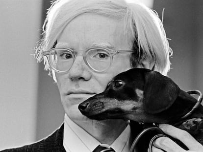 Andy Warhol posa con su perro Archie en 1973.