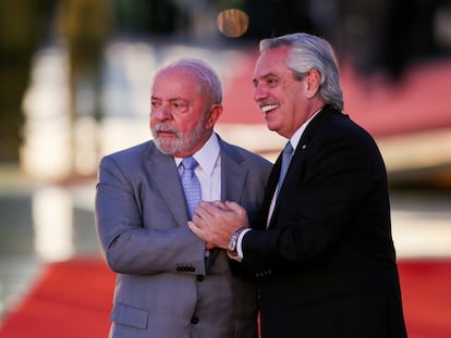 Lula y Fernández, presidentes de Brasil y de Argentina, se saludan al llegar el segundo a la residencia del primero en Brasilia, este martes.