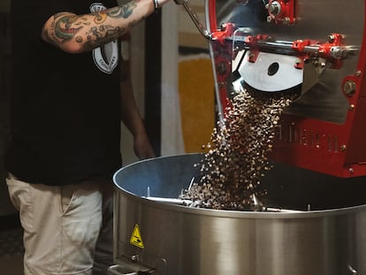 Proceso de tueste de café en Madre Superiora, Benicàssim. Imagen proporcionada por el tostador.