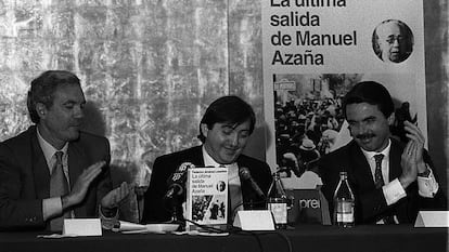Federico Jiménez Losantos (en el centro), en la presentación del libro 'La última salida de Manuel Azaña', flanqueado por José Barrionuevo y José María Aznar, en abril de 1994.