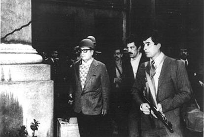 El presidente Salvador Allende (a la izquierda y con casco) organiza la defensa del palacio de La Moneda, el 11 de septiembre de 1973.