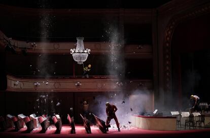 Las piquetas empiezan a demoler el teatro al final de 'Viva la Mamma!'.