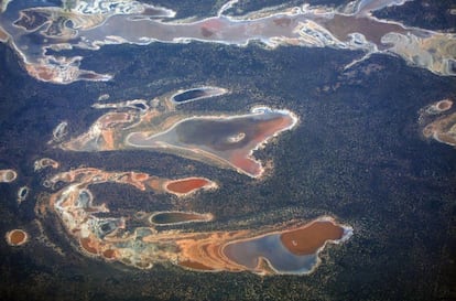 Salt pans and dams are scattered across drought effected farmland in Western Australia, November 12, 2015. A pioneering Australian scheme to improve the management of water in the world's driest inhabited continent is facing its first real test as an intensifying El Nino threatens crops and builds tensions between farmers and environmentalists. An El Nino, a warming of sea-surface temperatures in the Pacific, is already causing drought and other extreme weather, affecting millions of people across parts of the world, and experts warn that the intensifying weather pattern could emerge as one of the strongest on record.     REUTERS/David Gray      TPX IMAGES OF THE DAY      