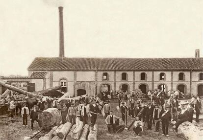 Hacheros, carreteros, guardas del pinar y otros trabajadores de posando ante la serrería de El Paular, hacia 1910.