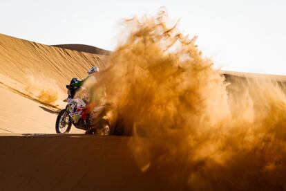 Pierre Cherpin (Husqvarna), con el 111, durante la segunda etapa del Rally Dakar.