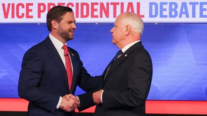 J. D. Vance (izquierda) y Tim Walz, el martes en el debate de candidatos a vicepresidente, celebrado en Nueva York.