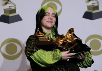 La cantante Billie Eilish, que actuará en los Oscar, posa con sus premios Grammy en la pasada edición del evento.