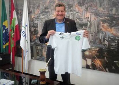 Prefeito exibe camisa da Chape em seu gabinete.