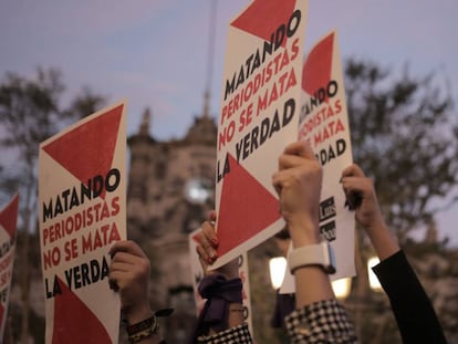 Periodistas se manifiestan en la ciudad de Guadalajara. Las concentraciones fueron convocadas este martes para pedir al Gobierno que proteja la vida de los reporteros y el derecho a la información. 