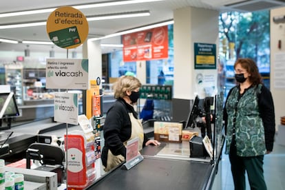 Una clienta del supermercado Bonpreu paga su compra con la tarjeta Bonpreu-Esclat Pay.