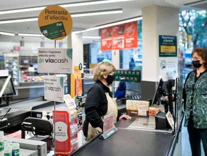 Una clienta del supermercado Bonpreu paga su compra con la tarjeta Bonpreu-Esclat Pay.