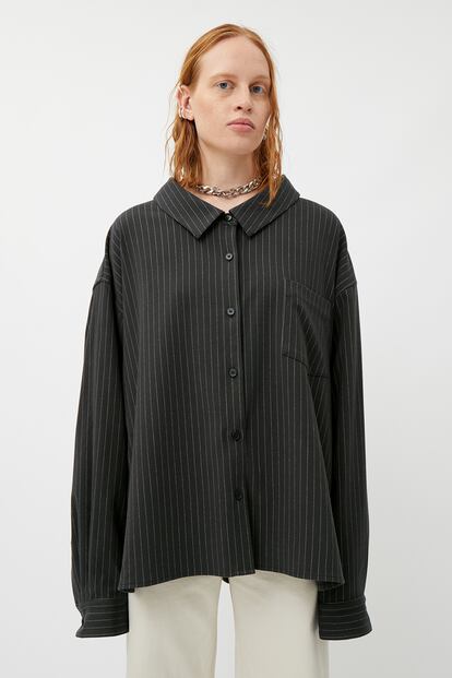 Si te gusta la comodidad de vestir ropa extra grande pero buscas mantener tu lado más formal, hazte con esta camisa negra de rayas de Weekday. La tienes aquí por 50 euros.