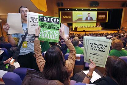 Varios perjudicados por las preferentes de Bankia y por la salida a Bolsa protestan en la última Junta General de accionistas.