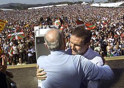 Arzalluz e Ibarretxe se abrazan en la celebración del <i>Alderdi Eguna</i>, ayer en las campas de Altube (Álava).