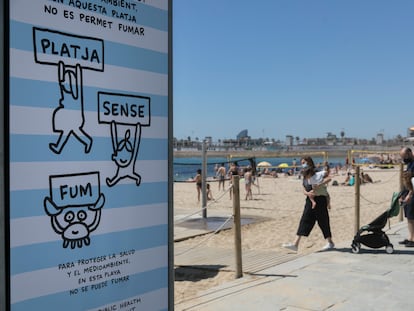 Cártel de alertaba que no se puede fumar en las playas.