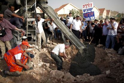 Colonos israelíes, ayer en una nueva obra en el asentamiento de Kiryat Netafim.